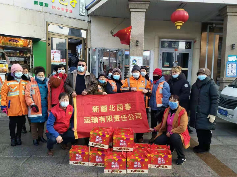 1612254556348462.jpg 圖為:北園春志愿服務(wù)隊(duì)與西山民族村的環(huán)衛(wèi)工人們合影_副本.jpg