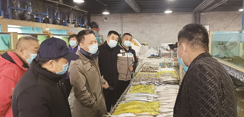 1612255920329851.jpg 圖為:自治區(qū)副主席蒞臨北園春市場檢查指導(dǎo)疫情防控工作現(xiàn)場_副本.jpg