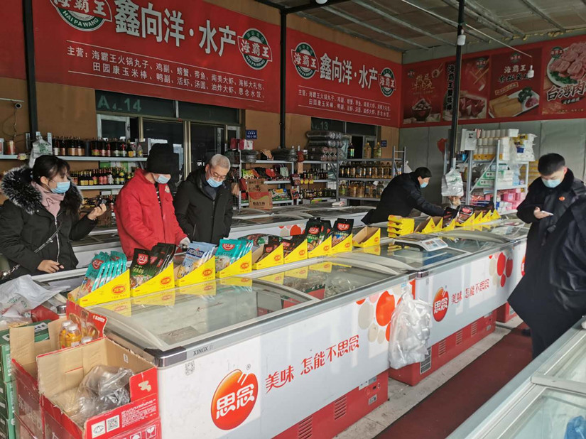圖為：市場食品質(zhì)量安全檢查小組對商戶貨物進(jìn)行檢查_副本.jpg
