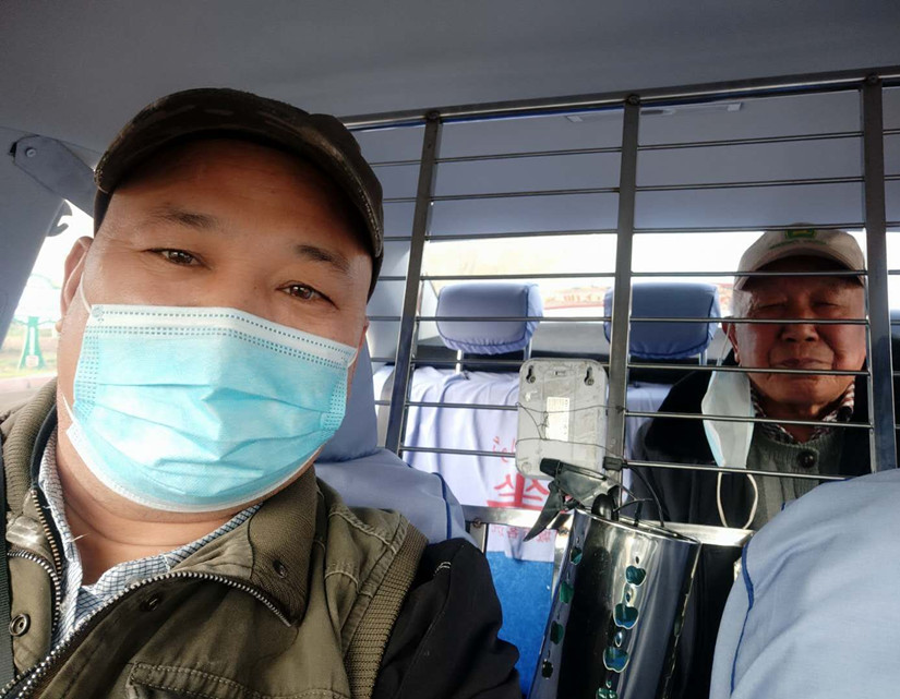 1619711749657859.jpg 圖為:敬老愛老好的哥張繼軍師傅拉載老人去醫(yī)院_副本.jpg